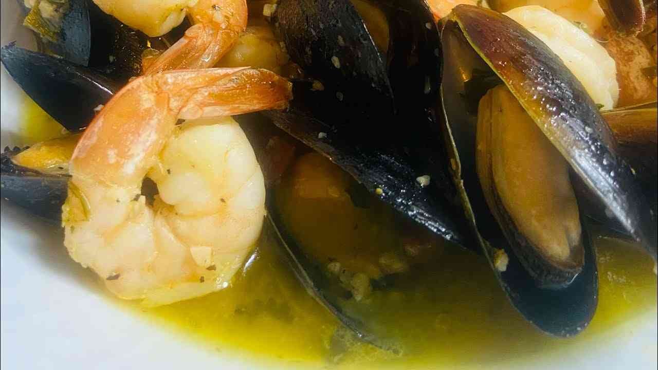 Hearty Shrimp & Mussels Stew (Easy One-Pot Seafood Cioppino) - Shrimp